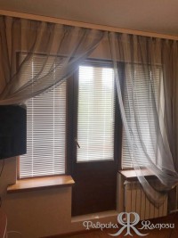 Горизонтальные жалюзи на окне с балконной дверью