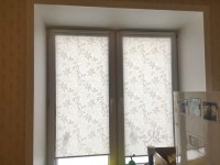 Рулонные шторы с узором на створке пластикового окна
