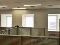 Рулонные шторы в офисном помещении