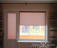 Розовые рулонные жалюзи на окне с балконной дверью