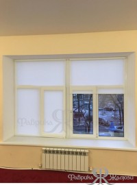 Белые рулонные шторы на окне