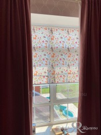 Рулонная штора с рисунком в детской комнате