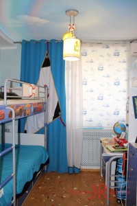 Рулонные жалюзи с кораблями в детской комнате