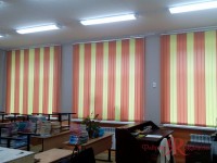 Вертикальные жалюзи с чередованием цветов в классе