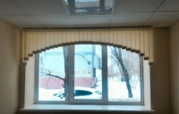 Оформление окна вертикальными жалюзи