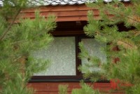 Вид рулонной шторы снаружи дома